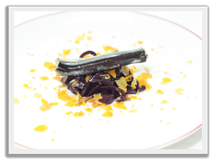 Compota de cebolla al vino con crujiente de boniato y agujas
